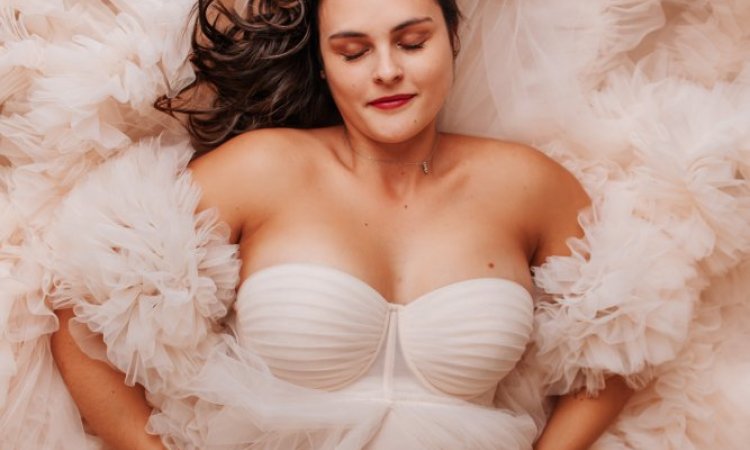 Shooting photo grossesse avec robes de créateurs en studio à Besançon