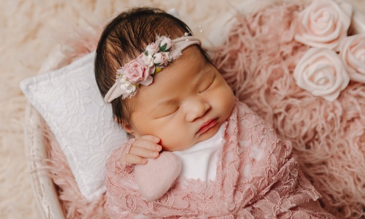 Photographe pour séance photo bébé fille en studio en Franche-Comté