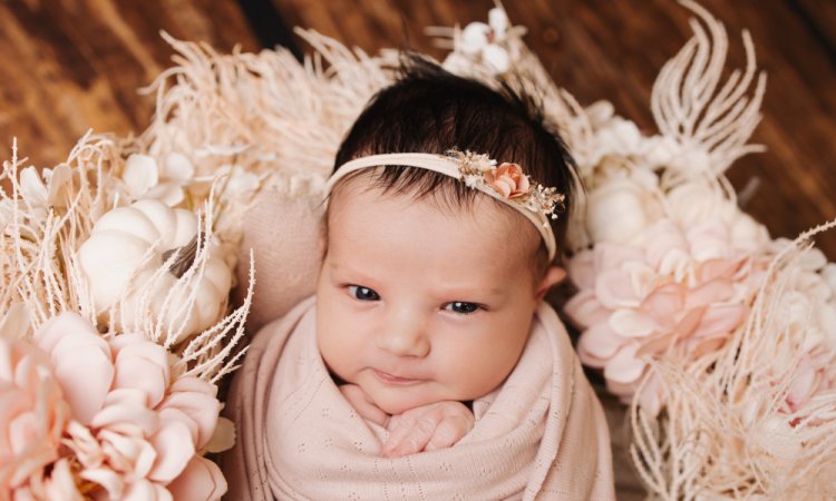 Photographe pour shooting naissance fille à Besançon