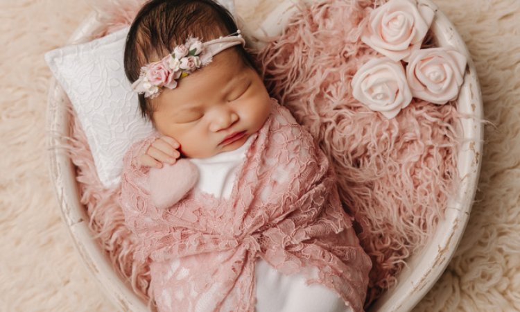 Photographe pour séance photo bébé fille en studio en Franche-Comté