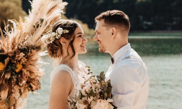 Photographe professionnelle mariage en bord de plage en Franche-Comté