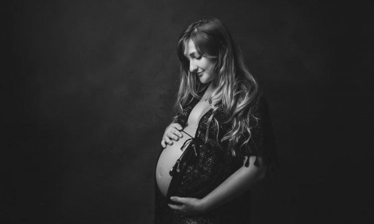 Shooting grossesse en studio à Besançon