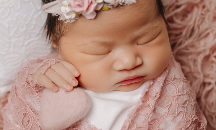 Photographe pour séance photo bébé fille en studio en Franche-Comté