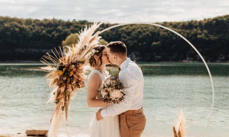 Photographe professionnelle mariage en bord de plage en Franche-Comté