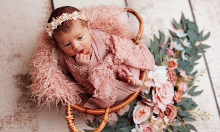 Shooting photo nouveau né fleuri à Besançon