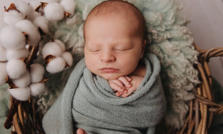 Photographe photos de naissance en studio à Besançon