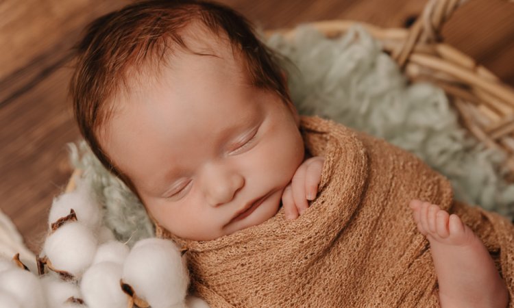 Photographe shooting naissance en studio à Besançon