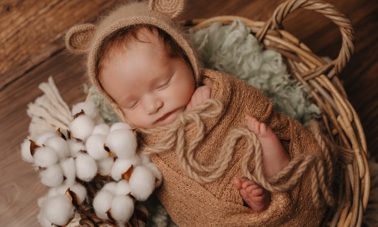 Photographe shooting naissance en studio à Besançon