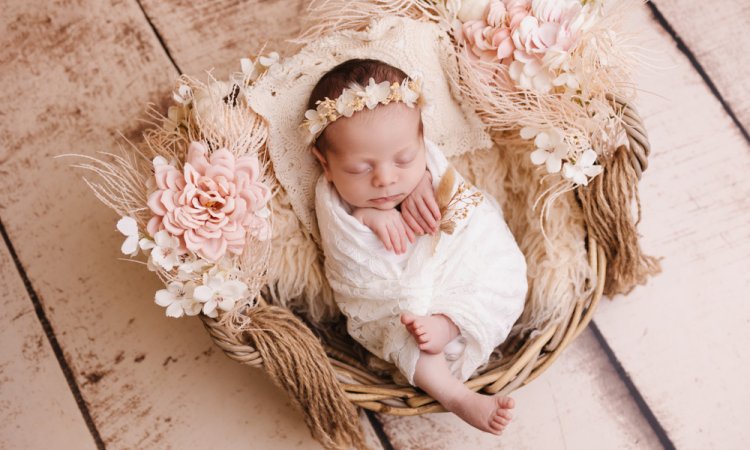 Photographe pour shooting photo naissance fleuri à Besançon
