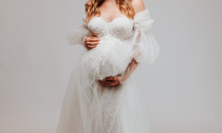 Shooting photo grossesse avec robe de shooting en studio à Besançon