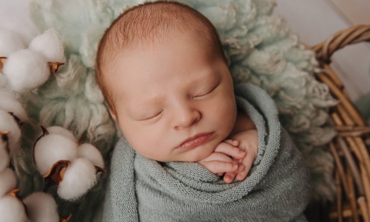 Photographe photos de naissance en studio à Besançon