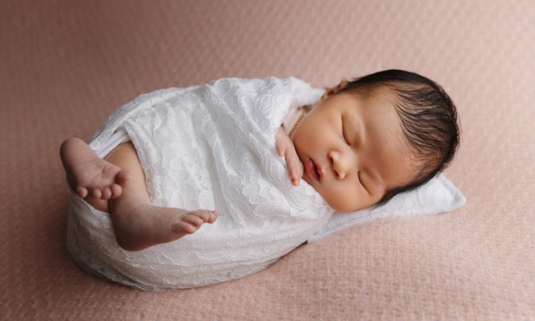 Photographe pour séance photo bébé fille en studio en Franche-Comté