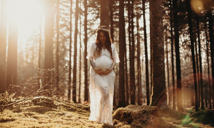 Shooting grossesse en pleine nature à Besançon