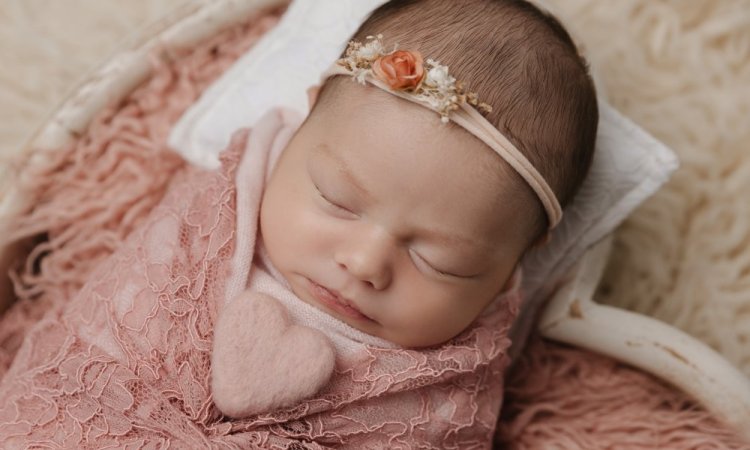 Séance photo naissance fille en studio à Besançon