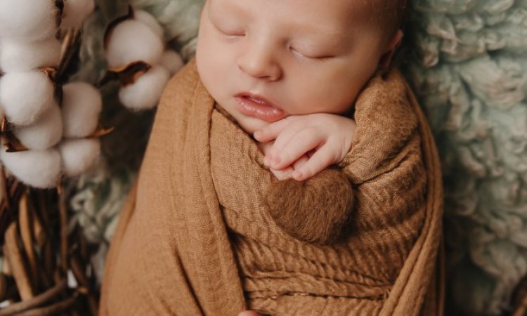 Photographe photos de naissance en studio à Besançon