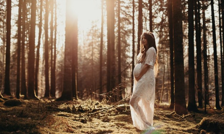 Shooting grossesse en pleine nature à Besançon