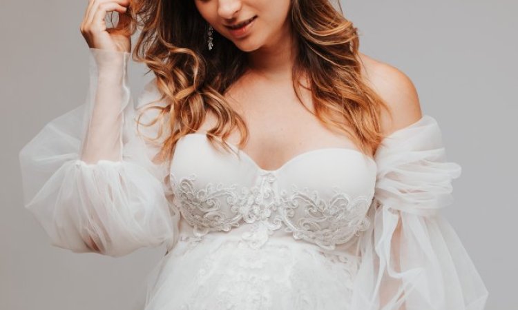 Shooting photo grossesse avec robe de shooting en studio à Besançon