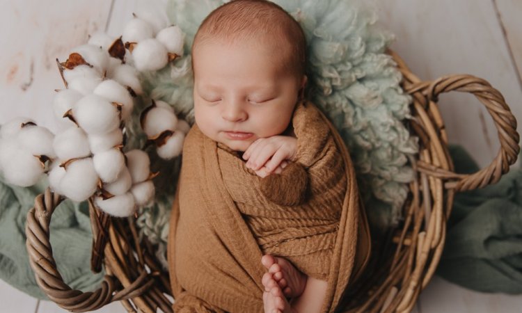 Photographe photos de naissance en studio à Besançon