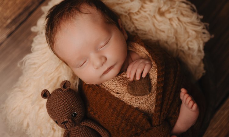 Photographe shooting naissance en studio à Besançon