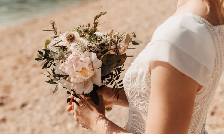 Photographe professionnelle mariage en bord de plage en Franche-Comté