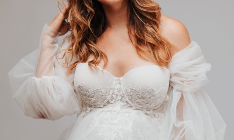 Shooting photo grossesse avec robe de shooting en studio à Besançon