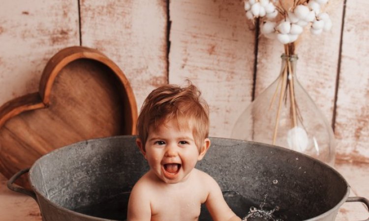 Shooting anniversaire & bain bébé en studio à Besançon
