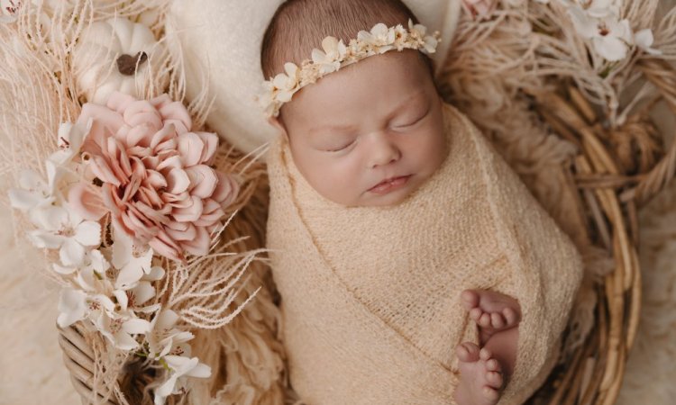 Séance photo naissance fille en studio à Besançon