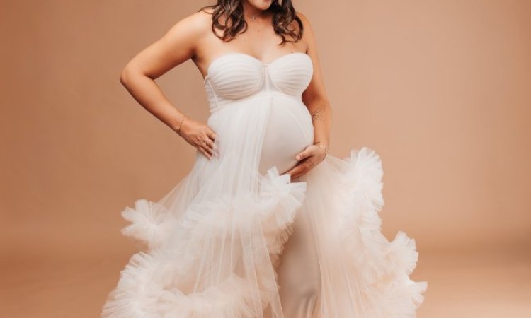 Shooting photo grossesse avec robes de créateurs en studio à Besançon