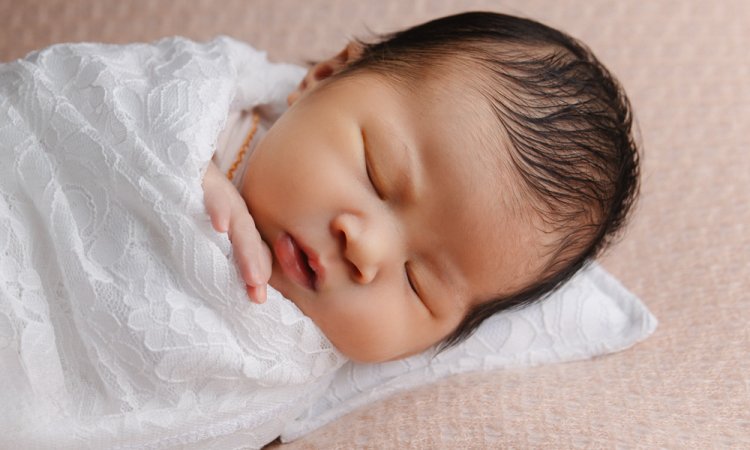 Photographe pour séance photo bébé fille en studio en Franche-Comté