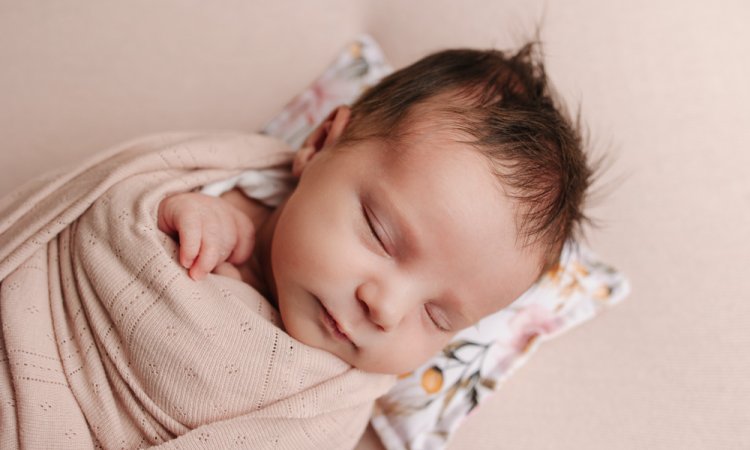 Photographe pour shooting naissance fille à Besançon