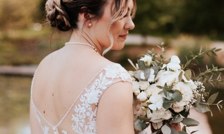 Photographe professionnelle de mariage au Moulin de la Mangue en Haute-Saône  Vous recherchez une photographe professionnelle de mariage au Moulin de la Mangue en Haute-Saône ? Spécialisée dans la photographie de mariage, je capture avec sensibilité et authenticité les plus beaux instants de votre journée. Situé au cœur de la nature, le Moulin de la Mangue offre un cadre romantique et raffiné, parfait pour des photos uniques et chargées d’émotion.  Mon approche repose sur la discrétion, l’écoute et la passi