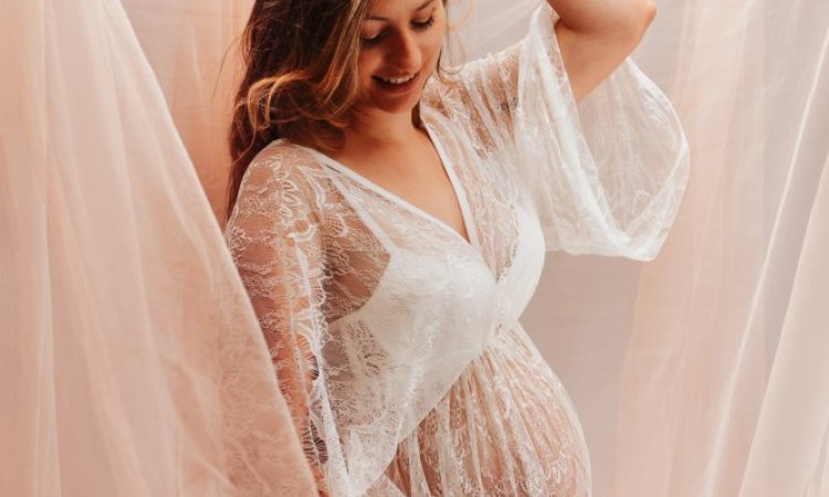 Shooting photo grossesse avec robe de shooting en studio à Besançon
