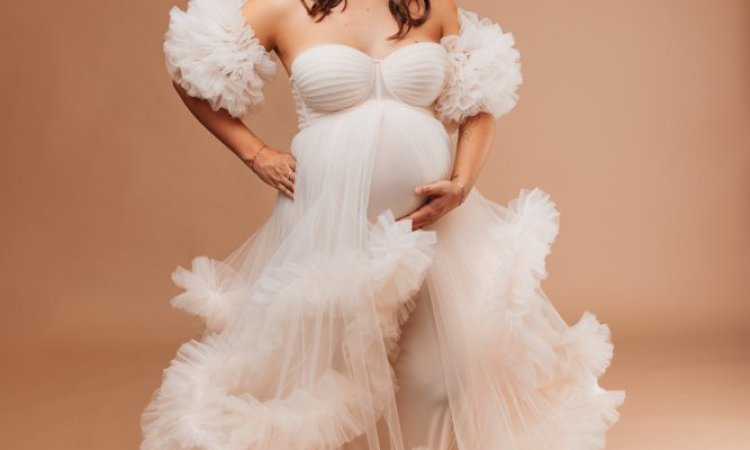 Shooting photo grossesse avec robes de créateurs en studio à Besançon