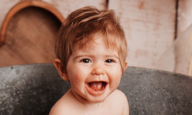 Shooting anniversaire & bain bébé en studio à Besançon