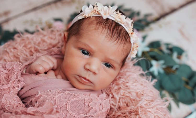 Shooting photo nouveau né fleuri à Besançon