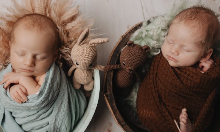 Séance photo naissance jumeaux en studio à Besançon