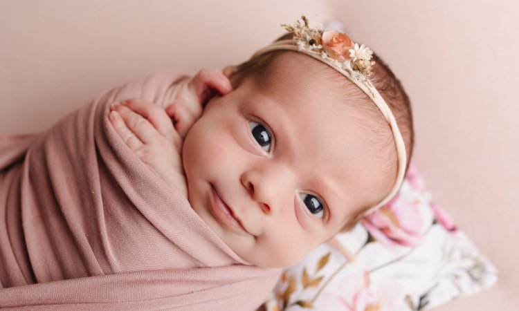 Photographe pour shooting photo naissance fleuri à Besançon