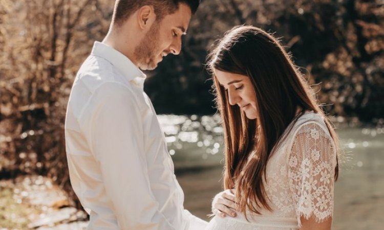 Photographe professionnelle séance photo grossesse en couple à Besançon