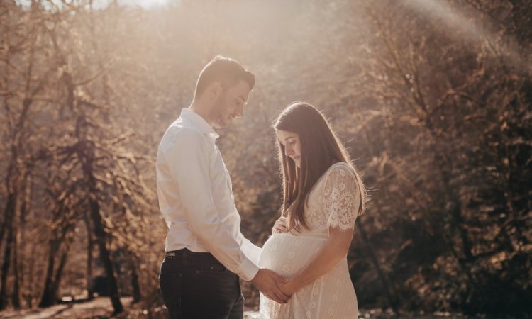 Photographe professionnelle séance photo grossesse en couple à Besançon