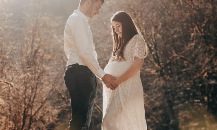 Photographe professionnelle séance photo grossesse en couple à Besançon