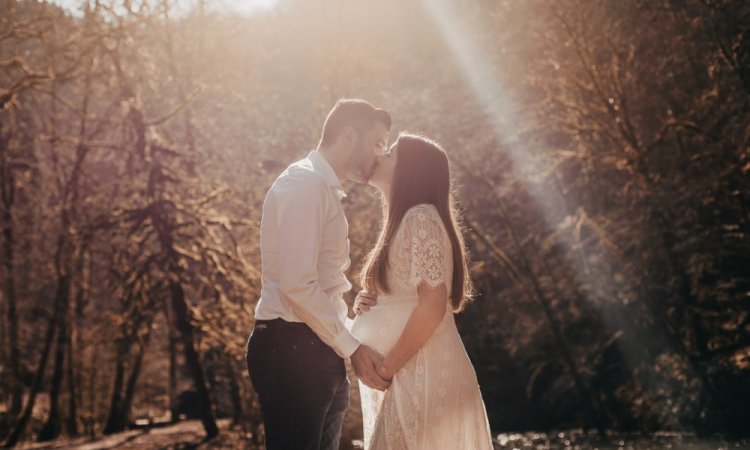 Photographe professionnelle séance photo grossesse en couple à Besançon