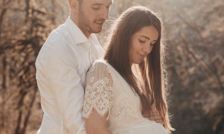 Photographe professionnelle séance photo grossesse en couple à Besançon