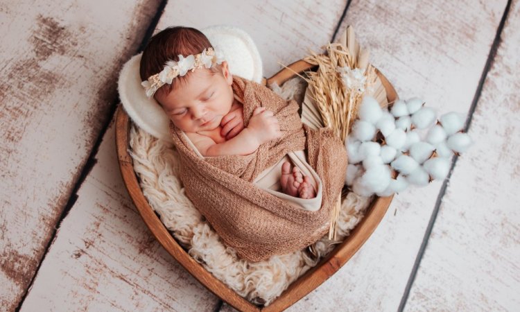 Shooting photo nouveau né fleuri à Besançon