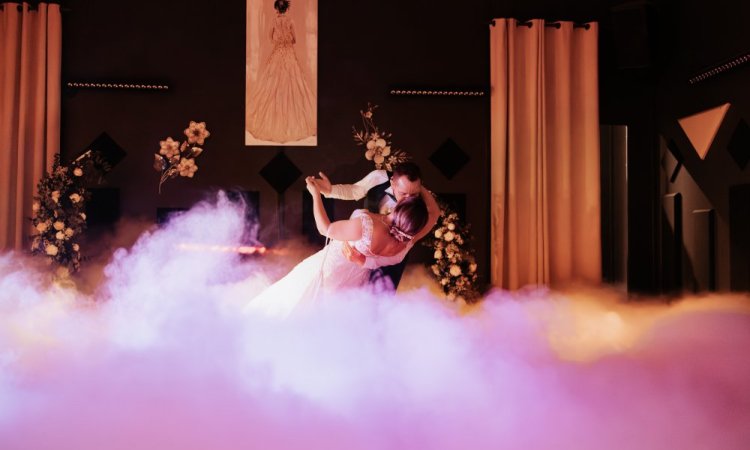 Photographe professionnelle de mariage au Moulin de la Mangue en Haute-Saône  Vous recherchez une photographe professionnelle de mariage au Moulin de la Mangue en Haute-Saône ? Spécialisée dans la photographie de mariage, je capture avec sensibilité et authenticité les plus beaux instants de votre journée. Situé au cœur de la nature, le Moulin de la Mangue offre un cadre romantique et raffiné, parfait pour des photos uniques et chargées d’émotion.  Mon approche repose sur la discrétion, l’écoute et la passi