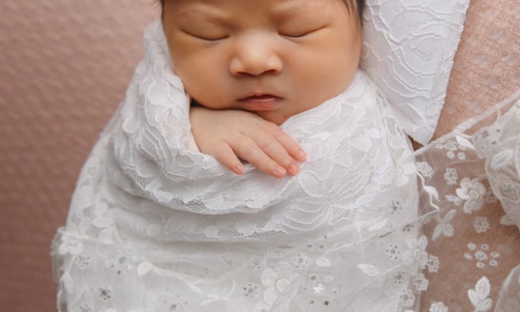 Photographe pour séance photo bébé fille en studio en Franche-Comté