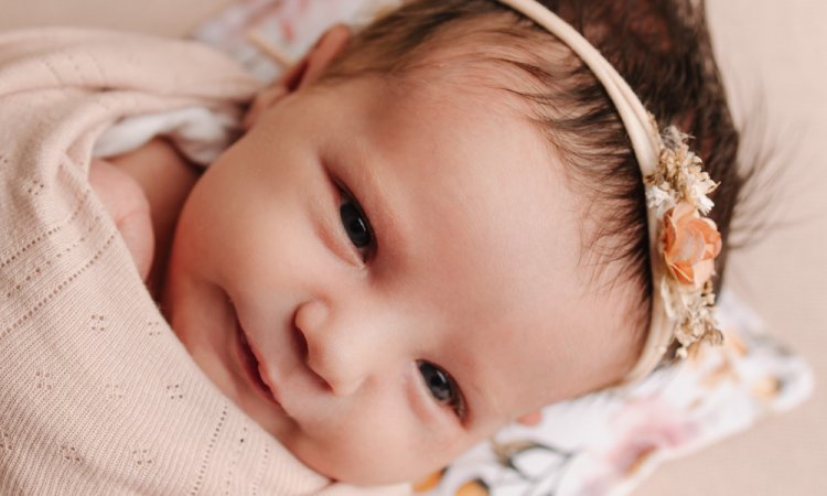 Photographe pour shooting naissance fille à Besançon