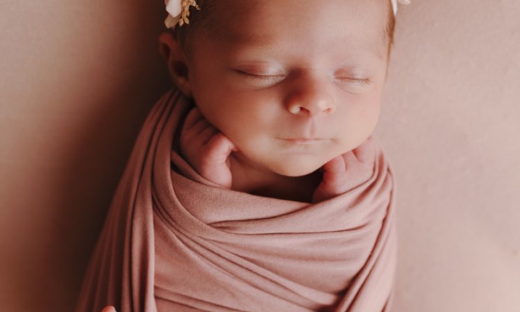Photographe pour shooting naissance rose en studio à Besançon