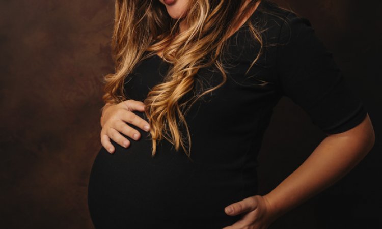 Shooting grossesse en studio à Besançon