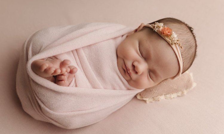 Séance photo naissance fille en studio à Besançon