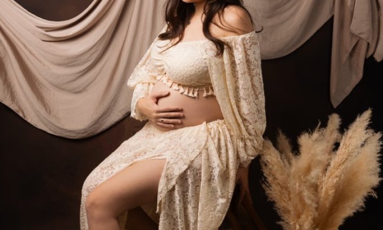 Shooting photo grossesse en studio avec mise en beauté à Besançon